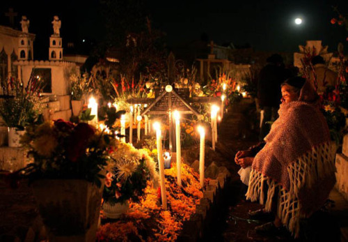 5centsapound:  Dia de los Muertos—Day of the Dead, —is a holiday that spans November 1 and 2nd. Don’t confuse Dia de los Muertos with Halloween. With roots in indigenous Aztec rituals, Dia de los Muertos starts on the first of November (corresponding