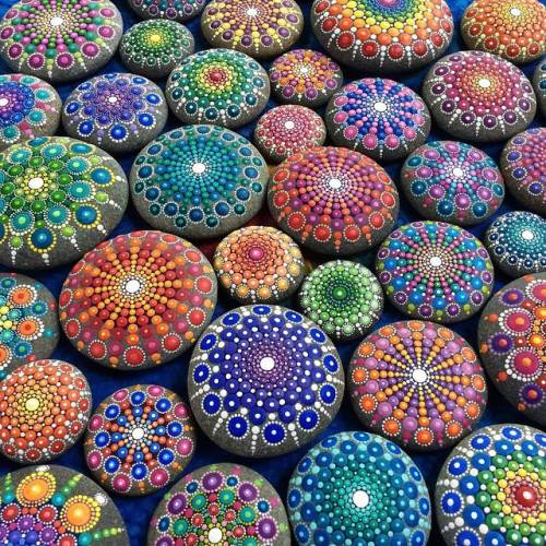 fer1972:Elspeth McLean transforms Ocean Stones in Beautiful Dot Mandalas