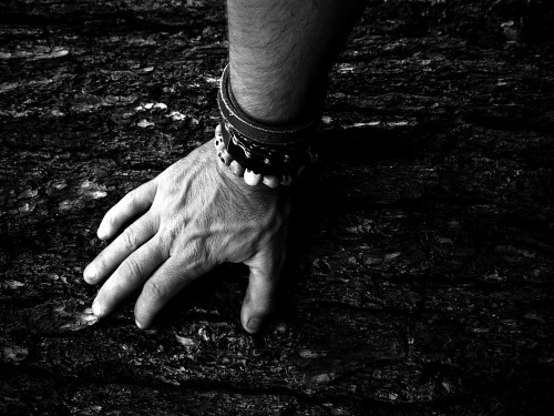 chasing-deer-woman:  cabinhome:  sound waves, hands and amulets    Hands