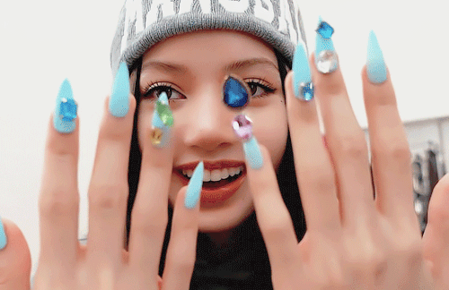 jennlalisa:cute Lisa showing off her nails.♡