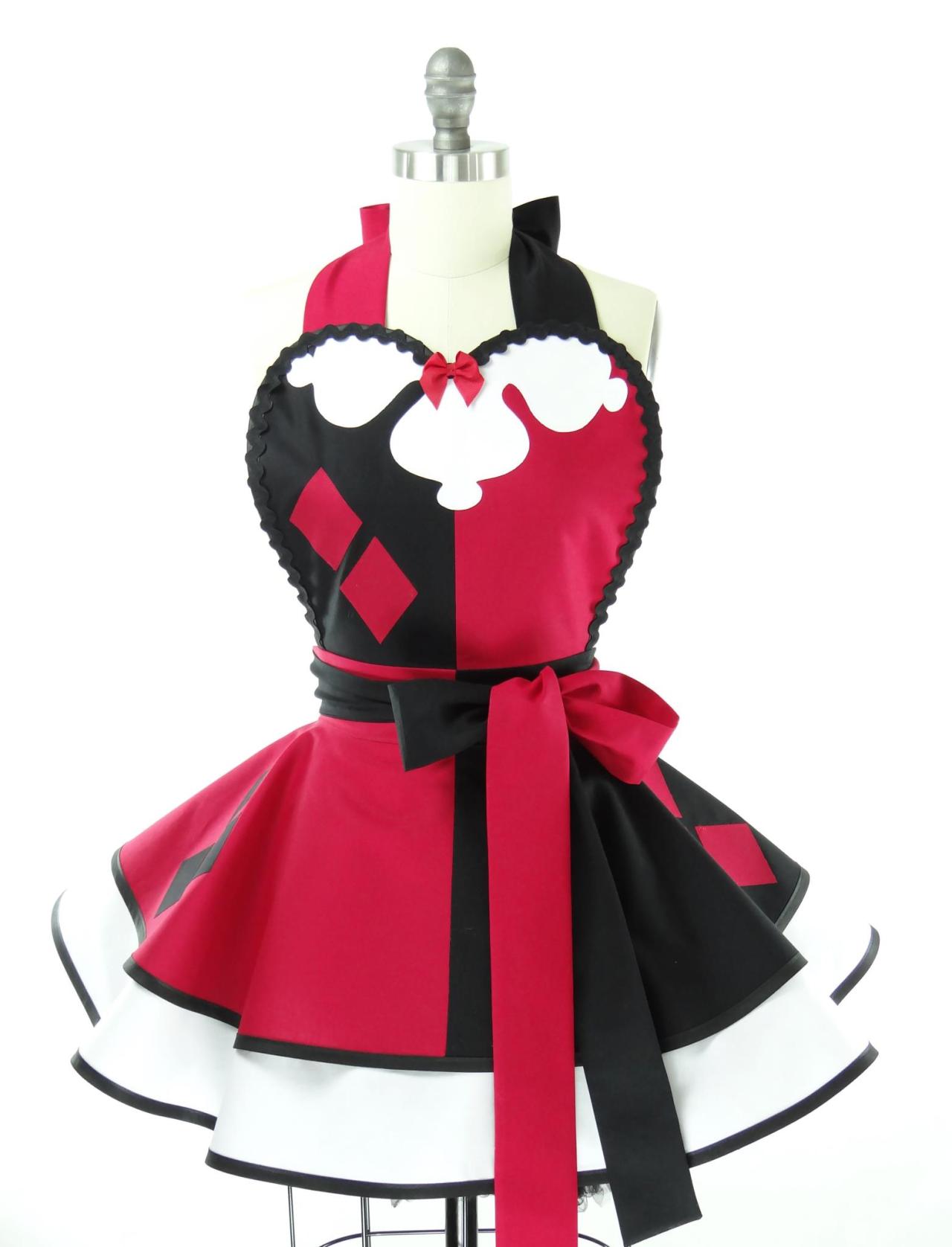 badlittlekitten:  geekpinata:  Adorable geeky aprons from Bambino Amore. Spotted