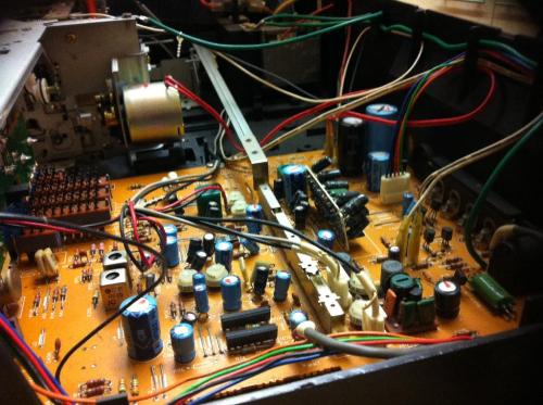 anal0gue:  in case you ever wondered what’s inside a cassette player/recorder! 