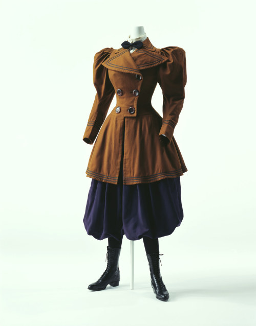 lookingbackatfashionhistory:• Jacket and Bloomers.Date: 1895Place of origin: North AmericaThis is th