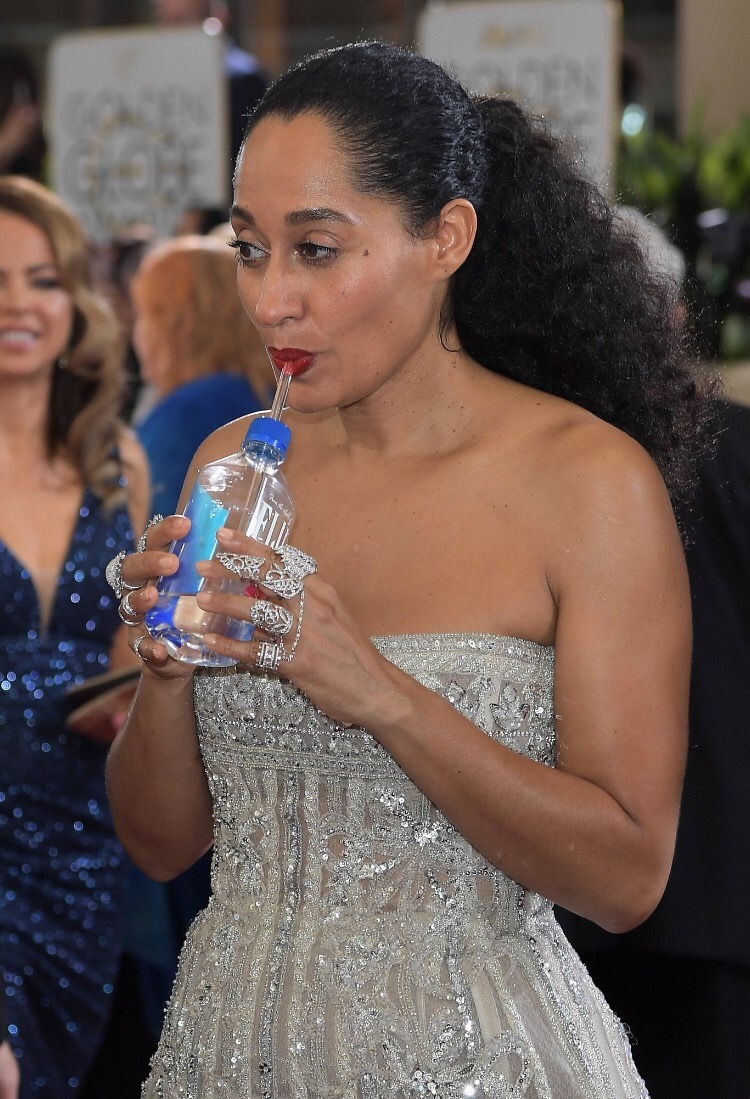 amexdottrash: weavemama:   weavemama:  tracee ellis ross drinking figi water from