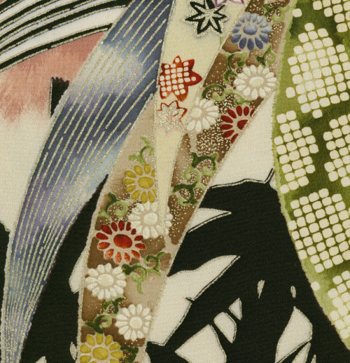 Houmongi Kimono.  Late Showa Period (1970-1990), Japan.  The Kimono Gallery.  A chirimen silk kimono