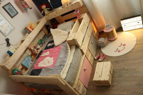 Schönes DIY-Bett aus Paletten. #diy #paletten #selbstgemacht