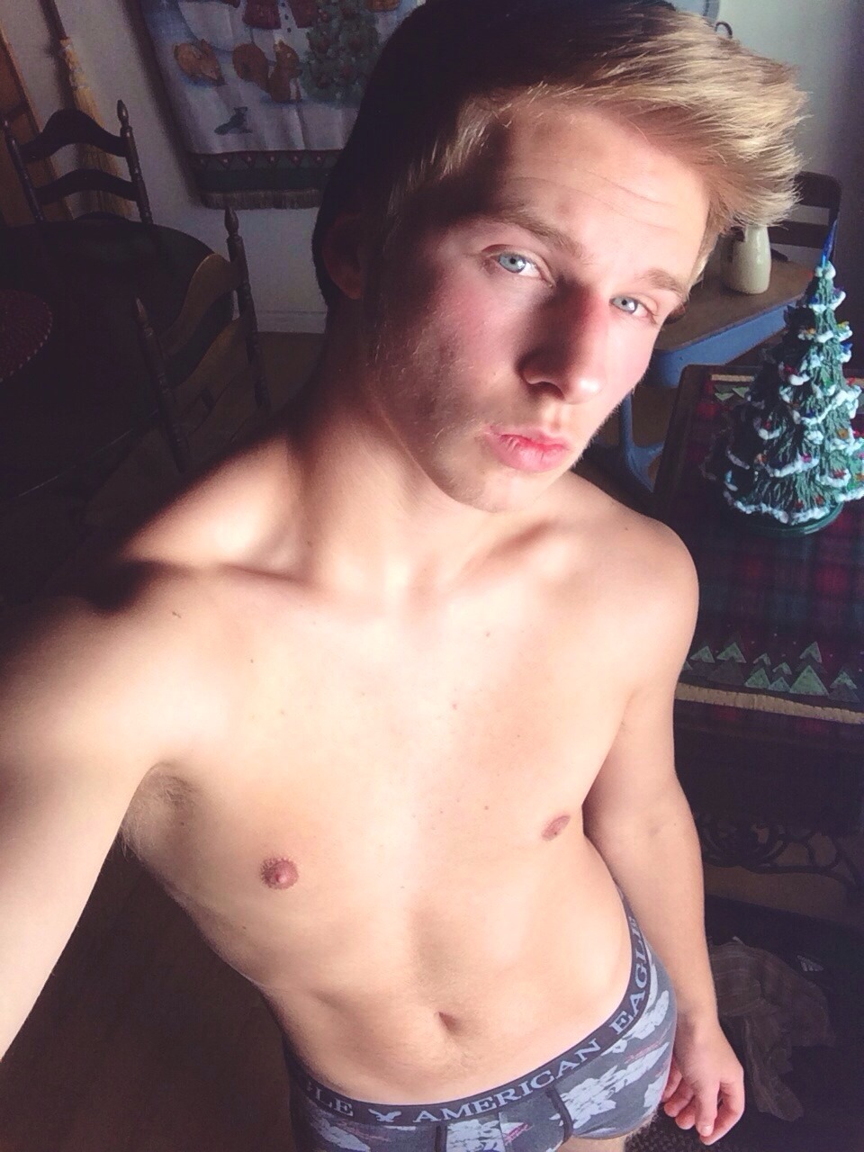 sandboytx:Wonderful, Zac!  &ldquo;Meet me under the mistletoe.&rdquo;  - zackarypark