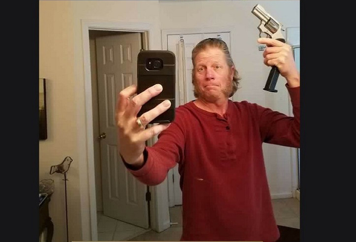 letthegaycommence: catchymemes:     When guns aren’t terrifying they are some of