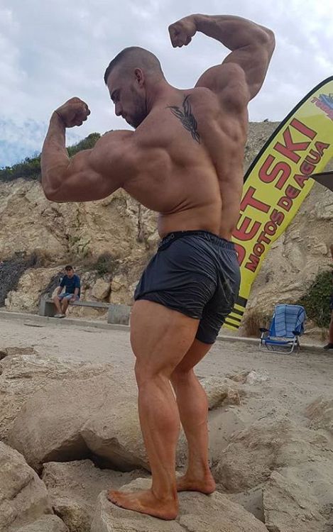 bigmusclestuds:Dani Kaganovich being a total stud at the beach