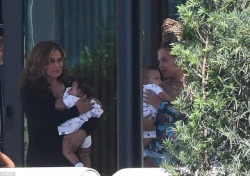 queenbeyduh:Mama Tina, Beyoncé, and the Carter Children out in Miami! Such a beautiful family 😍❤️