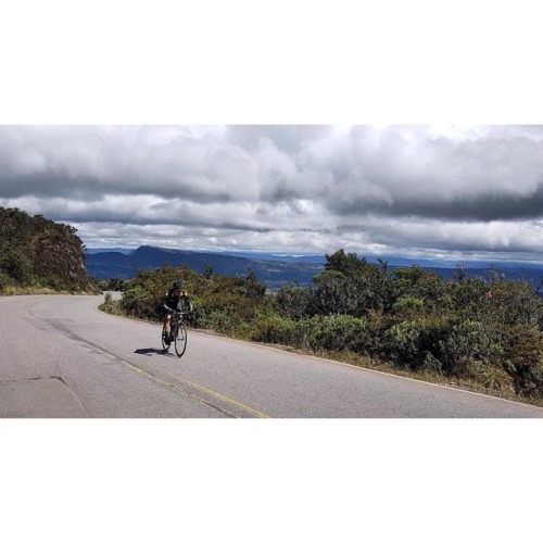 : @notxavi  . #chickenlegsteam #feralcyclingmadness #cycling #roadtrip #roadbike #colombianmountains