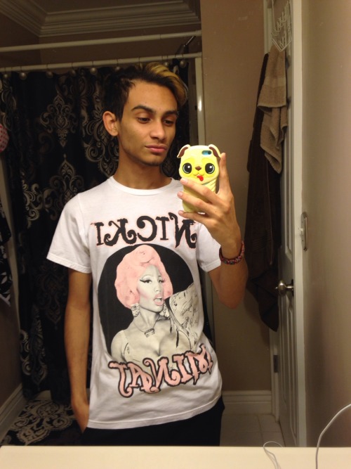 ovter:hoeirl:unrar:ovter:wearing my mum on my shirt for the pinkprint DaddyWho are you?:) why are yo