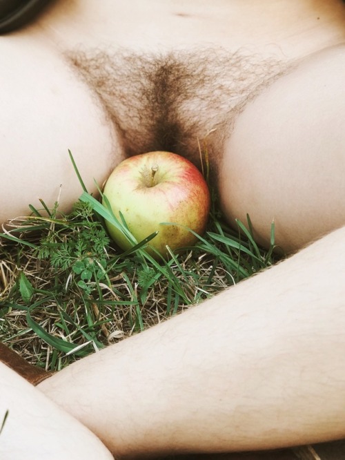 balsam-fawn:Taken by @mrzedark while apple picking. Pelo d’Autore n° 4577Quanto mi piacerebbe leccare e divorare quella mela… scommetto che ha un sapore fantastico…