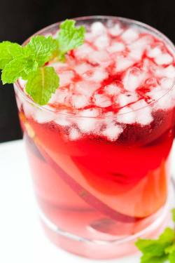 foodffs:  Pear Vodka and Cranberry Cocktail