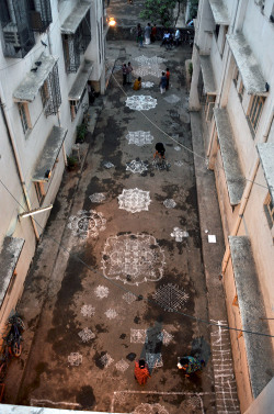 wookiewuv:   Kolam is a rangoli traditionally composed of geometric lines and shapes, drawn around a grid pattern of dots. It is drawn by south Indian women with rice or chalk powder in front of their homes.   ॐ 