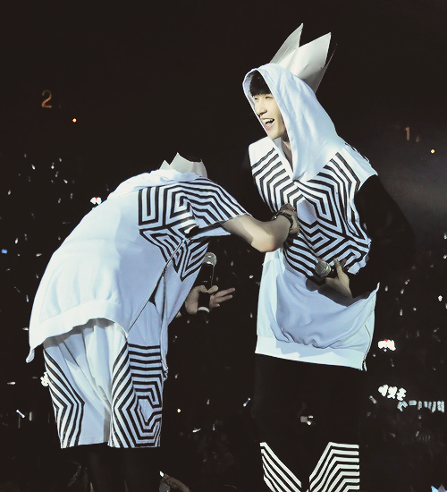yixinqs:   A Fangirl’s guide on ‘How to lure Oppa into a hug’ - By Zhang Yixing