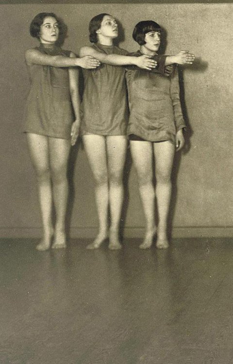 Troupe de danse Skoronel Truempy. Photo prise vers 1930 Photo - Jacobi Lutte Nudes & Noises  