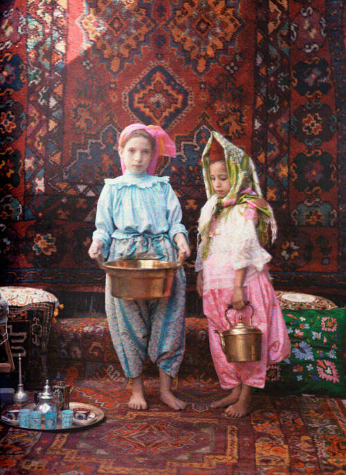 Children attendants gather supplies for an Arab diner in Algeria, February 1928.Photograph by Jules 