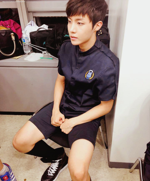 simplyfakies:  hello there, you have fabulous legs. 