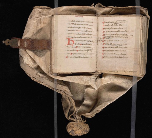 erikkwakkel:Medieval book transportYou are looking at two ‘wraps’ (top), the outside and inside of a