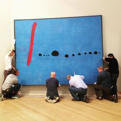   Installing Joan Miró’s Bleu II at Schirn