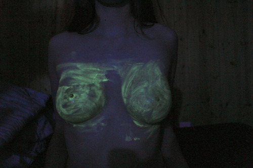 daddyfuckedme:  daetrimental:  played around with my glow in the dark paint  glow body paints ป