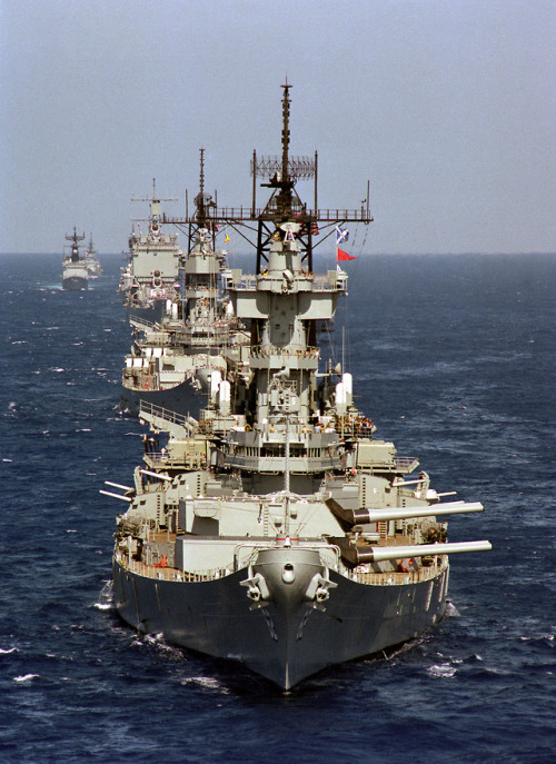 aiiaiiiyo:USS NEW JERSEY (BB-62) leading the American battle line. She is followed by the battleship