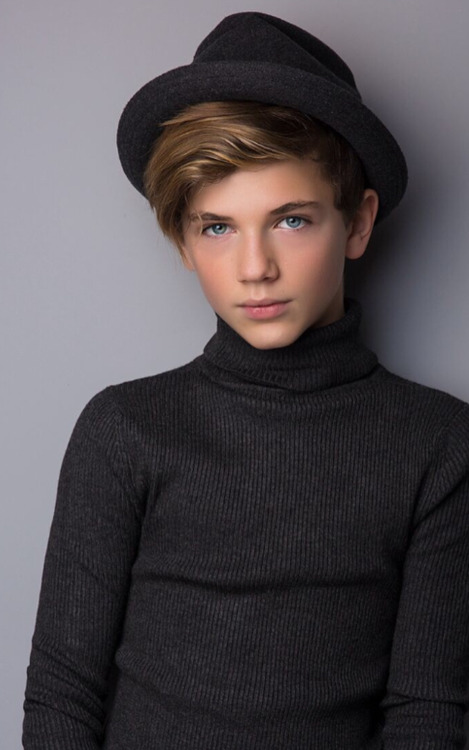 ourprefectboys: wegoldie: Oscar Nicholls on modeling assignment aged 14. Ozzy