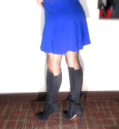 I absolutely love these boots!!! How about you?-Dress: @londontimesfashionHosiery: @leggsbrand @legg