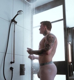 texassstudick:  Kealan Flannigan has a sexy fat ass. 😜