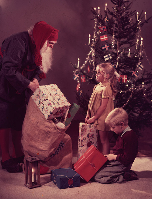 figililly:  In Sweden, Santa doesn’t break into your house in the middle of the night, he delivers the presents in person on Christmas Eve.