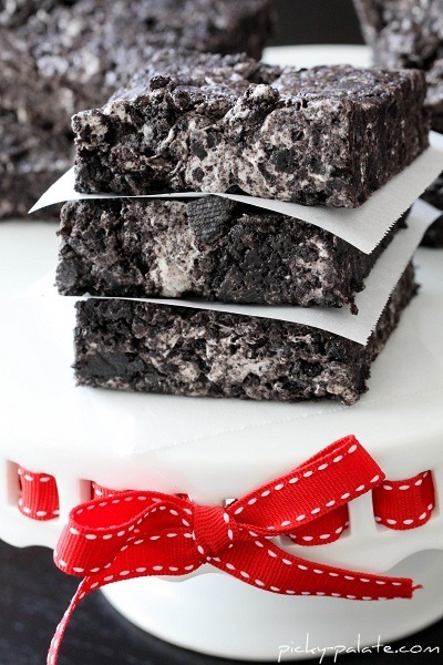 foodishouldnoteat:  macaronsandpinkchampagne:  No-Bake Chewy Cookies and Cream Bars