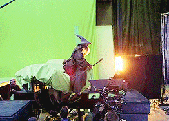 kailthia:  thorinobsessed:   Filming the eagle sequence // The Hobbit behind the scenes  #Bifur tho  and Ori 