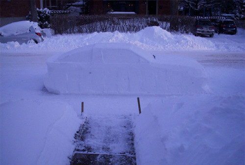 カナダ人「路上に車の雪像を作ったら…パトカーはどんな反応をすると思う？」→なんと駐禁切符を切られる連日の大雪に見舞われているカナダ・ケベック州モントリオール。現地に住むデザイナーの男性は、雪かきをして