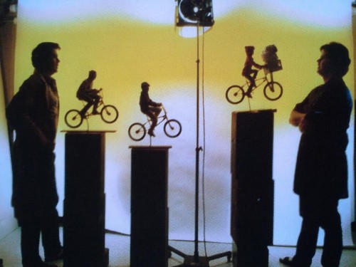 history-inpictures:Behind the scenes of ‘ET’, 1982