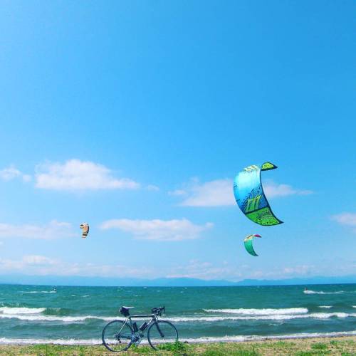 biwakofreeride:  #ocean #holiday #ride  #lakebiwa #kiteboarding #beach  #琵琶湖  #roadbike #cannondale 