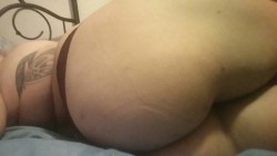 toxicwaxrainbows:  Laziest of butt shots.