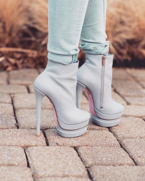 Grey booties and pink soles from @yaroseshulzhenkoworld ! Lovely build and look ! #platforms #highhe