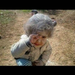 7olm-hilah:  ‏وخرجتُ من تحت الرّگامِ ودمعتي تجري على خدي من الآلامِ  وسألتُ من حولي رأيتم والدي أم صرتُ يا قومي من الأيتامِ #سوريا