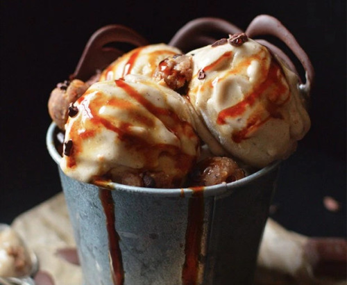 lustingfood:CHOCOLATE CHIP COOKIE DOUGH ICECREAM