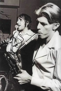 beatniknetwork:  Keith Moon sings while David Bowie plays an accompanying tune on the saxophone during a party.