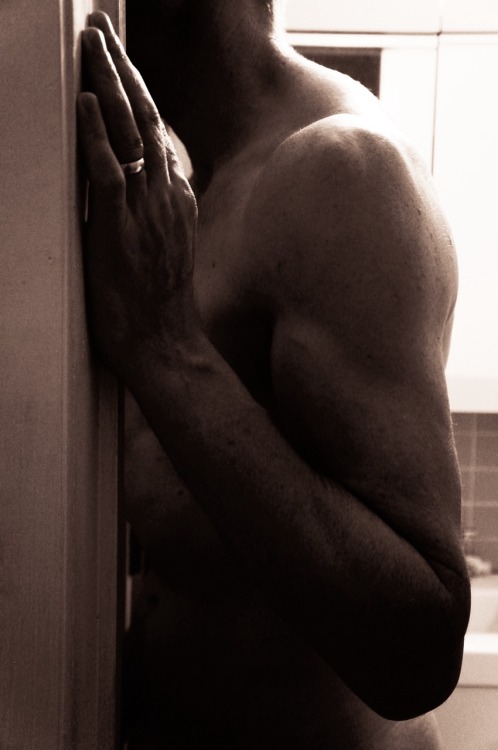 livinginhalfshadow:  mrdavidkent:  You can’t beat climbing in the shower after a long Sunday rushing around. And now for a glass of wine to finish the day and the weekend off.  I never tire of seeing this body slipping into the shower. 