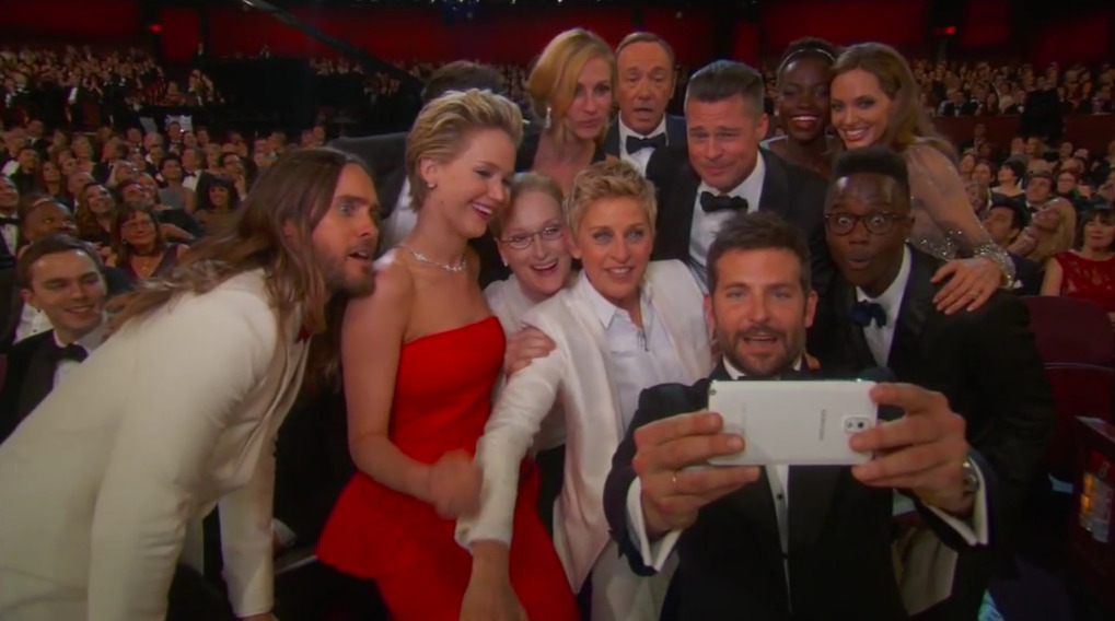 jenniferlawrencedaily:  Group selfie at the Oscars 
