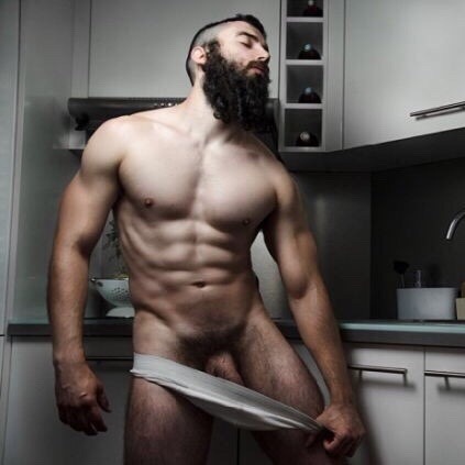 manlybush:  Awesome contrast between his super smooth chest and his thick beard and bushy pubes. Very sexy ! 