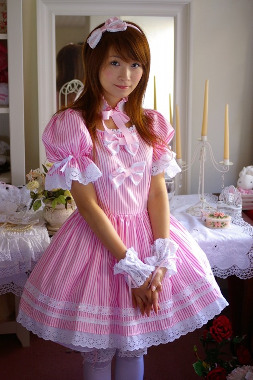 sissypassions:  I love this look.  I want this dress so badly!  Me too