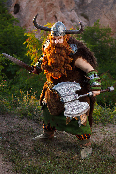 stitchfeather:  dudus-senchou:  My favorite shot about my Stoick cosplay, I look