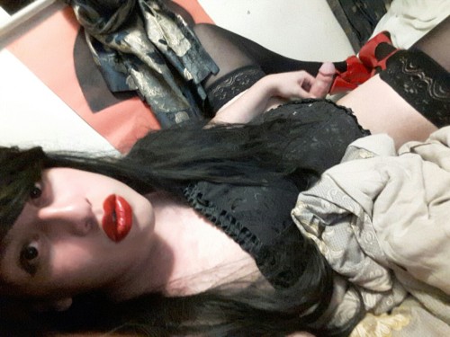 sammyess:  So the video was a hit :p enjoy this photoset, black corset, redd heels, red lips