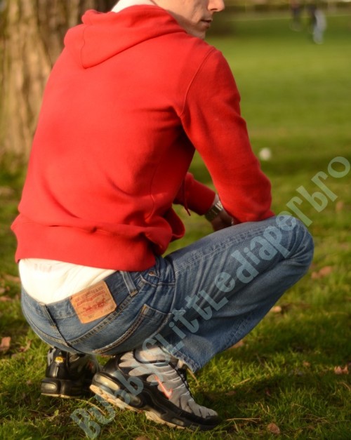 babydiaperboy-627:landrovalb: bubbyslittlediaperbro:  Outdoor photo shoot.  Just &lt;3 Cute