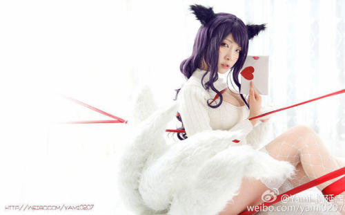 league-of-legends-sexy-girls:  Ahri Cosplay