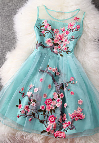 pinklipstick92:  Love this dress <3  